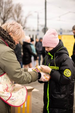Lviv, Ukrayna, 2022: Ukraynalı göçmenlere mülteci merkezinde yemek hizmeti veren gönüllüler, Rus çatışma konsepti.