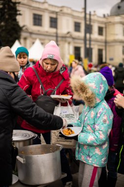 Lviv, Ukrayna, 2022: Ukraynalı göçmenlere mülteci merkezinde yemek hizmeti veren gönüllüler, Rus çatışma konsepti.