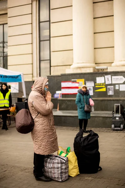 Львов Украина 2022 Беженцы Возле Железнодорожного Вокзала Львова Ждут Поезда — стоковое фото