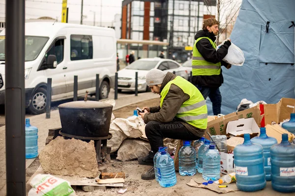 Lviv Ukraine 2022 Volunteers Serving Water Ukrainian Migrants Refugee Center Stock Photo