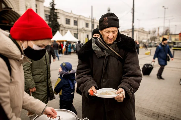Lviv Ukraine 2022 Volunteers Serving Food Ukrainian Migrants Refugee Centre Stock Image