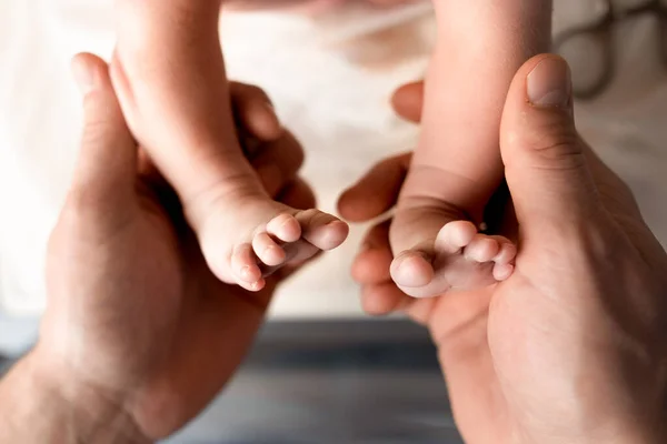 Новорожденный Ноги Мужской Руки — стоковое фото