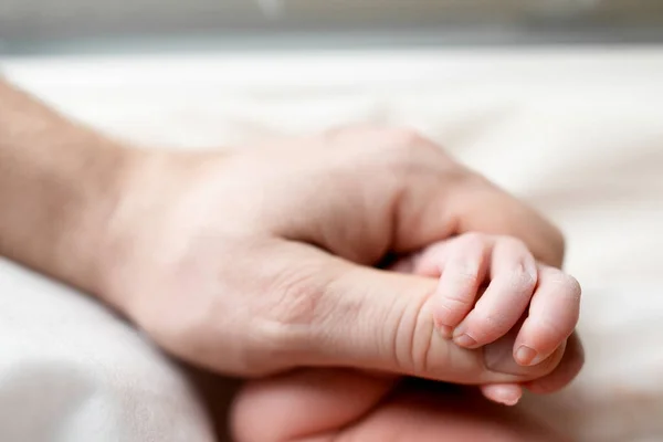 Bir Bebeğin Kucağında Duran Genç Bir Babanın Yakın Plan Görüntüsü — Stok fotoğraf