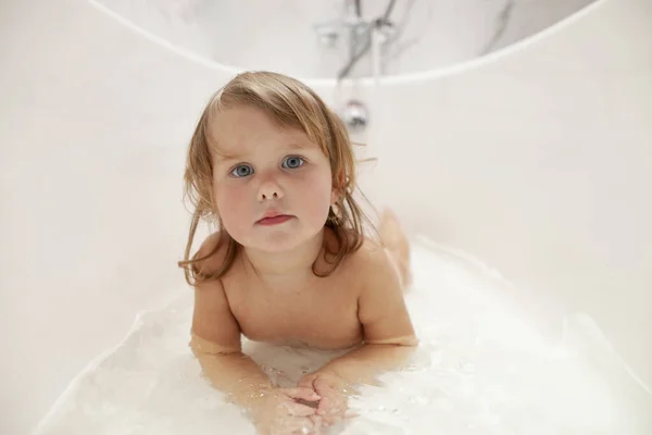 Kleines Mädchen Badet Einem Weißen Badezimmer Klarem Wasser — Stockfoto