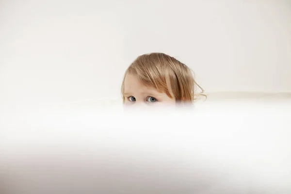 Malá Dívka Koupele Bílé Koupelně Čisté Čisté Čisté Vodě — Stock fotografie
