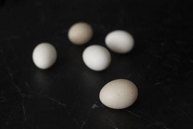 Siyah mermer arka planda tavuk yumurtası