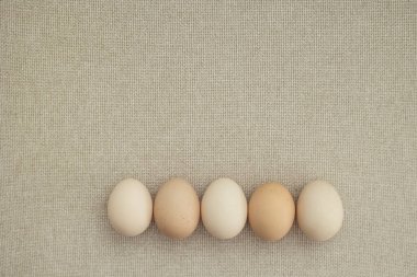 Kahverengi arka planda tavuk yumurtası