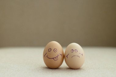 Kahverengi arka planda tavuk yumurtası