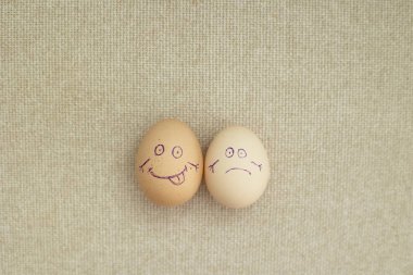 Kahverengi arka planda tavuk yumurtası