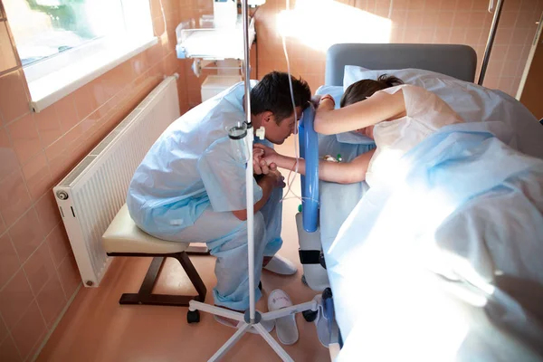 Mari Soutient Femme Pendant Les Contractions Hôpital — Photo