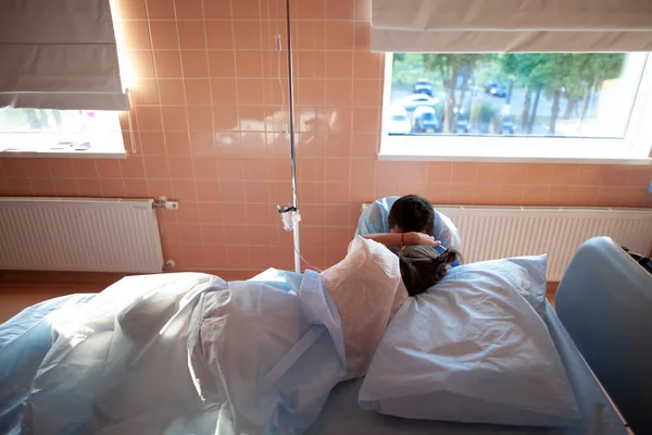 Ehemann Unterstützt Ehefrau Bei Wehen Krankenhaus — Stockfoto