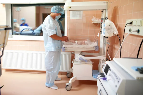 Young Dad Stands Delivery Room Looks His Newborn Baby — Stock Photo, Image