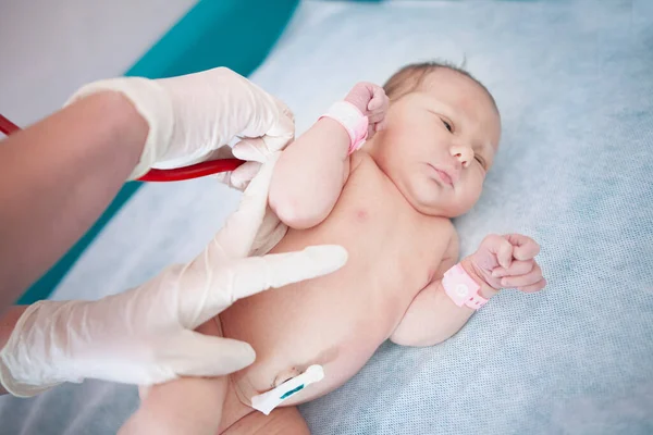 Der Arzt Hört Mit Einem Phonendoskop Die Lungen Eines Neugeborenen — Stockfoto