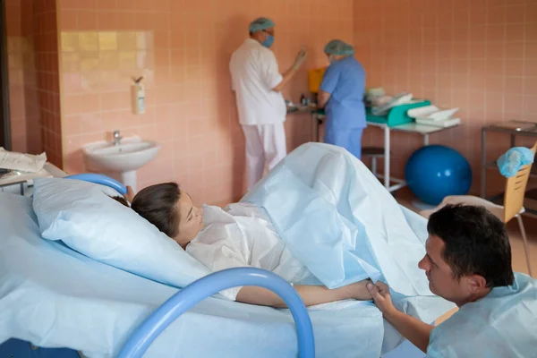 Ehemann Unterstützt Frau Bei Wehen Krankenhaus Vor Narkose — Stockfoto