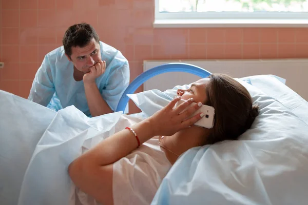 Young Woman Talking Phone Hospital Birth Her Baby — Stock Photo, Image