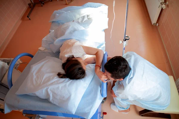 Σύζυγος Υποστηρίζει Σύζυγο Κατά Διάρκεια Συσπάσεις Στο Νοσοκομείο — Φωτογραφία Αρχείου