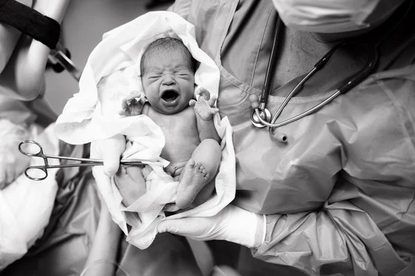 Medico Pediatra Tiene Neonato Tra Braccia Sala Parto — Foto Stock