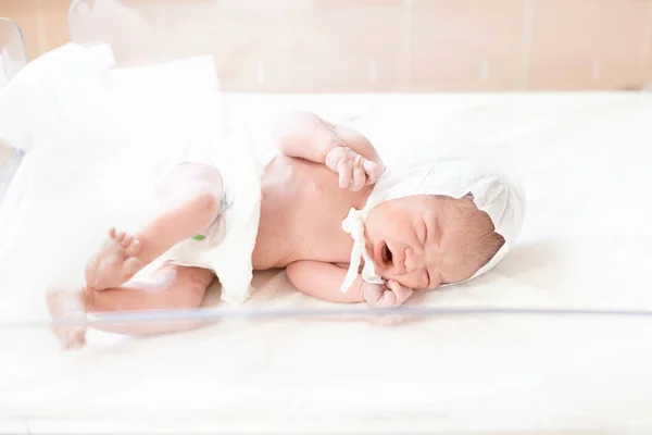 Newborn Baby Lies Incubator Delivery Room Maternity Hospital — Stock Photo, Image