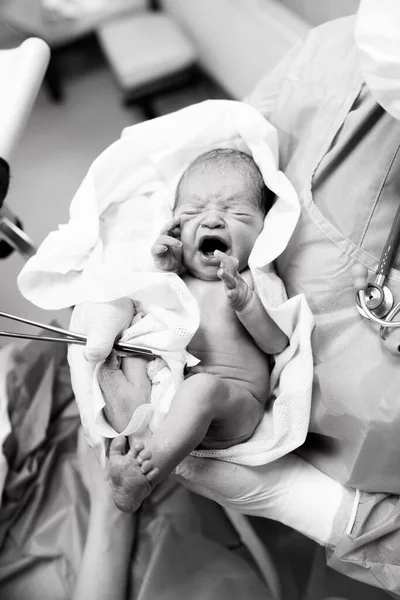 Doktor Çocuk Doktoru Doğum Odasında Yeni Doğmuş Bir Bebeği Kollarına Stok Resim