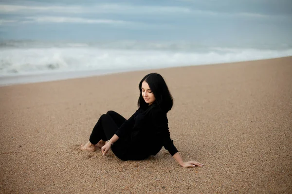 Giovane Bella Ragazza Sulla Spiaggia Vicino All Oceano Tempo Nuvoloso — Foto Stock