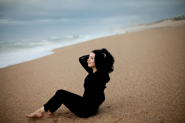 Menina Bonita Jovem Praia Perto Oceano Tempo Nublado Praia Marimar — Fotografia de Stock