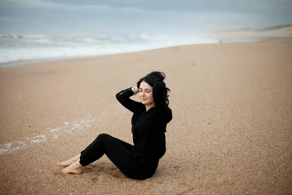 Giovane Bella Ragazza Sulla Spiaggia Vicino All Oceano Tempo Nuvoloso — Foto Stock