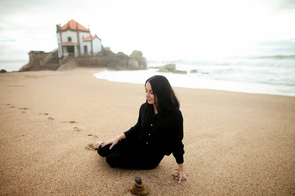 Молода Красива Дівчина Сидить Піску Пляжі Марімар Португалії Нею Розташована — стокове фото