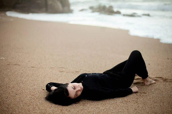 Молода Красива Дівчина Пляжі Біля Океану Хмарну Погоду Марімар Біч — стокове фото