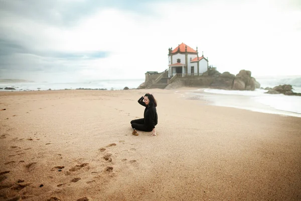 Uma Jovem Menina Bonita Senta Areia Praia Marimar Portugal Atrás — Fotografia de Stock