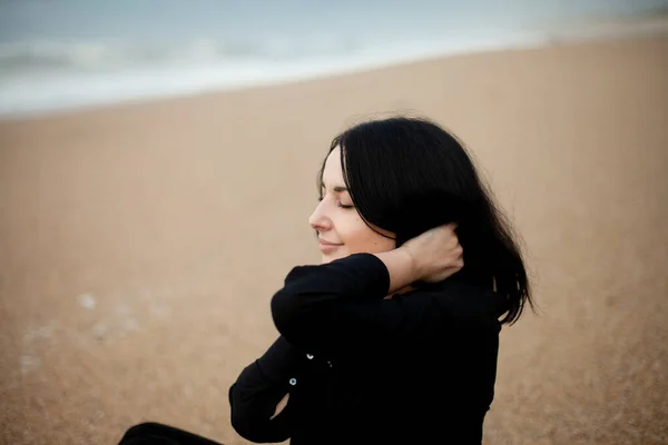 Young Beautiful Girl Beach Ocean Cloudy Weather Marimar Beach Portugal Лицензионные Стоковые Фото