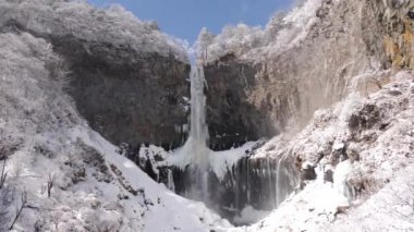 Karlı bazalt duvarlı Şelale Kegon, Japonya. Neredeyse donmuş şelale. 