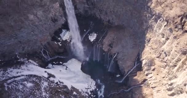 4K Vista aérea de la cascada de Kegon con pared de basalto nevado, Japón. — Vídeo de stock