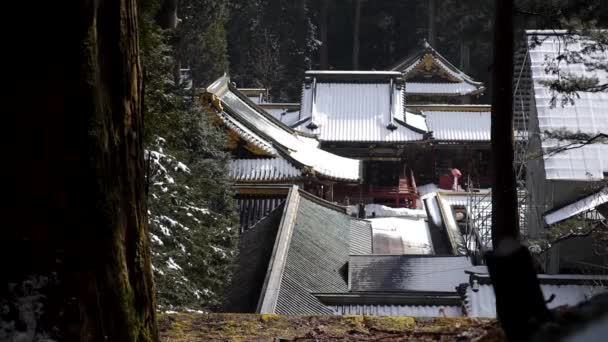 Typical japanese architecture. Japan architecture in winter. Snowy rooftops. — Video Stock