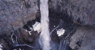 4K hava manzaralı Kegon şelalesi karlı bazalt duvarı, Japonya.