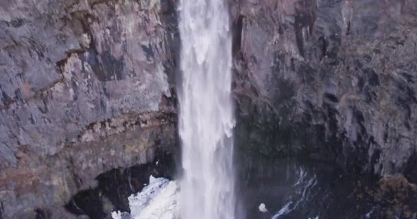 4K Vista aérea de la cascada de Kegon con pared de basalto nevado, Japón. — Vídeos de Stock