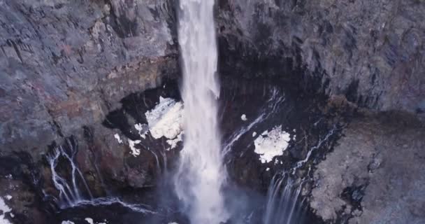 4K Vista aérea de la cascada de Kegon con pared de basalto nevado, Japón. — Vídeos de Stock
