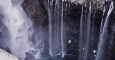 4K hava manzaralı Kegon şelalesi karlı bazalt duvarı, Japonya.