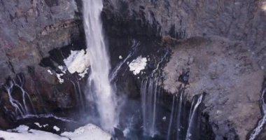 4K hava manzaralı Kegon şelalesi karlı bazalt duvarı, Japonya.
