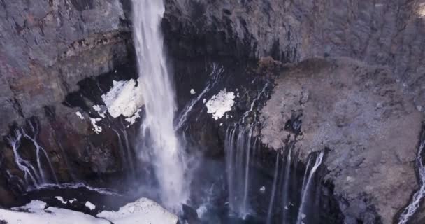 4K Vista aérea de la cascada de Kegon con pared de basalto nevado, Japón. — Vídeos de Stock