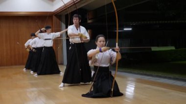 Kyudo Kyoto, Japonya 'da atış talimi yapıyor.. 