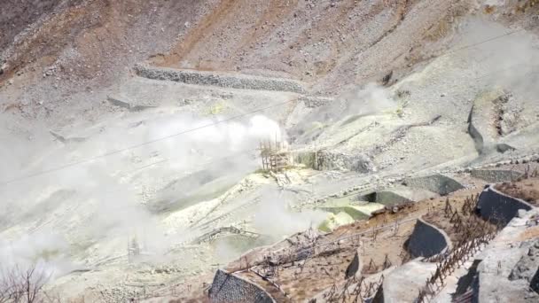 Een uitbarsting van gas. Geothermische activiteit in de Hakone berg. — Stockvideo