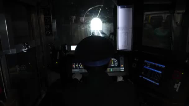 Vue de l'intérieur d'un train avec chauffeur, Japon. — Video