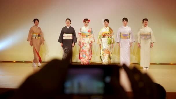 Show de Kimono. Mujeres vestidas con ropa tradicional japonesa. — Vídeo de stock