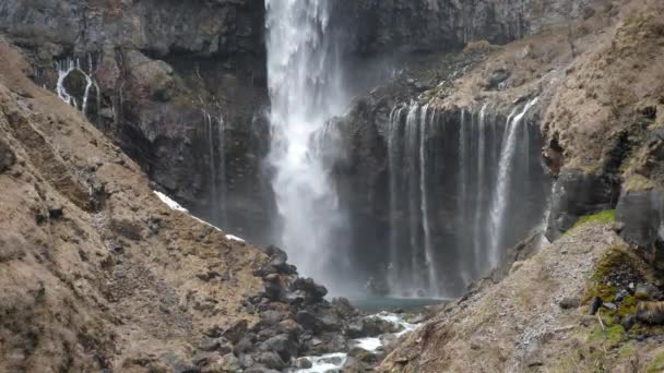 4K Vista al rallentatore della cascata di Kegon con parete di basalto innevata, Giappone. — Video Stock