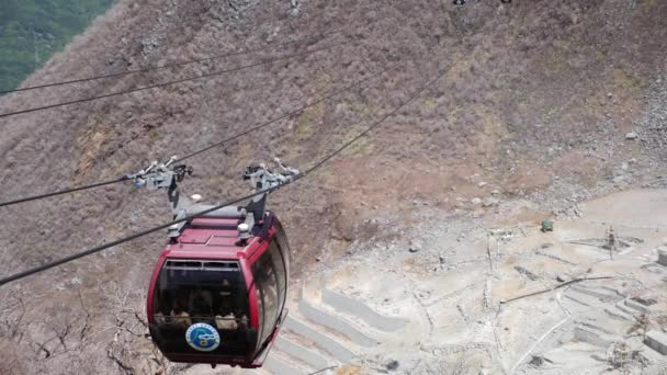 Japonya 'da Owakudani' de bir dağın tepesine giden teleferik.. — Stok video