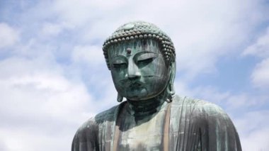 Kamakura 'daki ünlü Büyük Buda heykeli. Daibutsu Tapınağında Kotokuin.