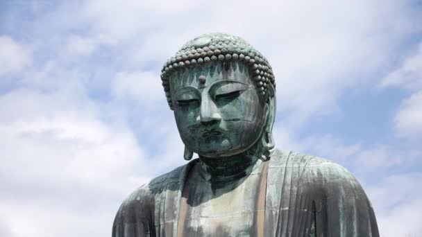 Grande statue de Bouddha célèbre à Kamakura. Kotokuin dans le temple Daibutsu. — Video