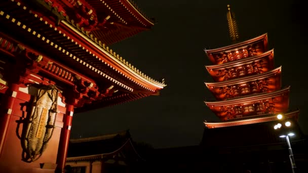 Japanska Pagoda och Hozomon gate på Senso-ji helgedom i Tokyo under natten. — Stockvideo