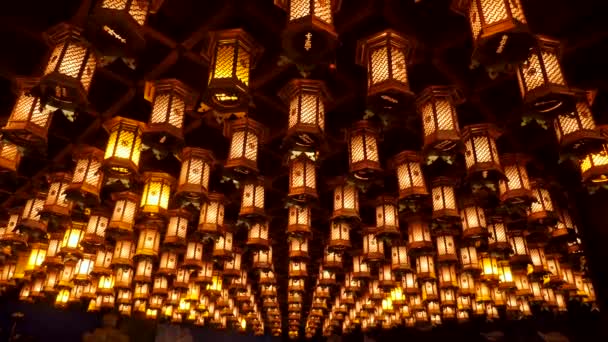 일본의 성지에 있는 기도 홀의 내부입니다. 지붕 위에 있는 일본의 등불. — 비디오