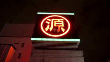 Tokyo, Japonya 'da gece aydınlatmalı neon ışığı.